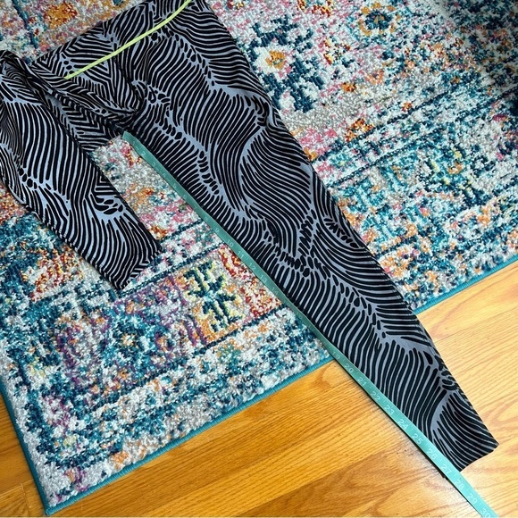 Lorna Jane Reflective Active Leggings Size Small - Picture 15 of 15